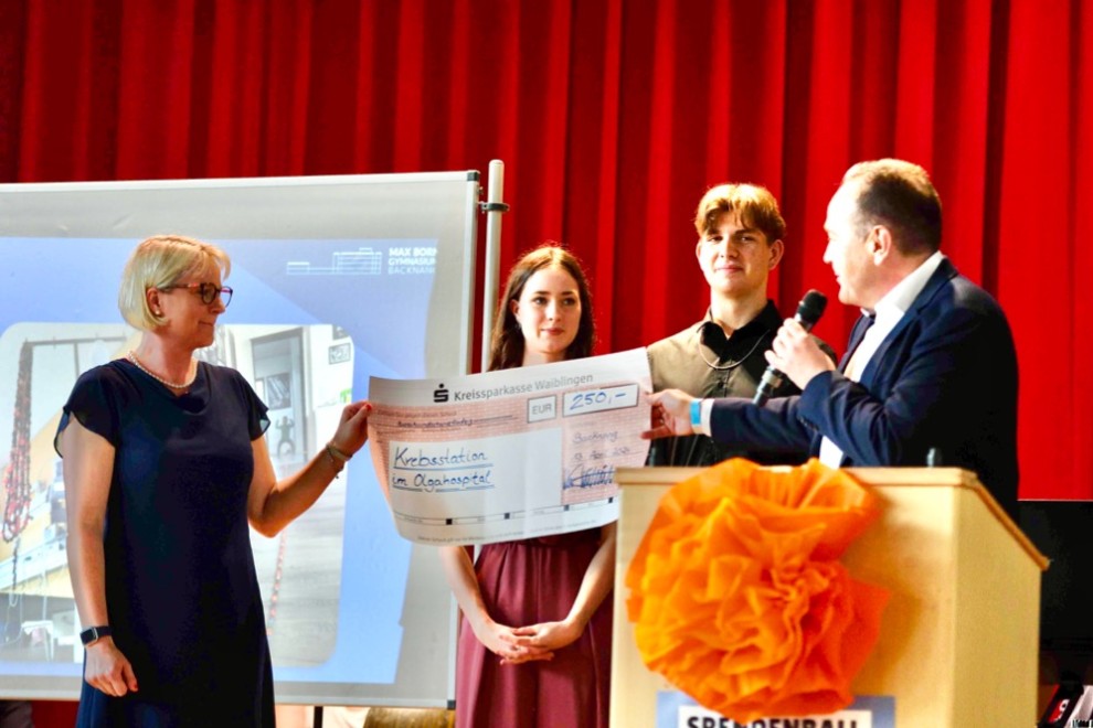 Der Erste Bürgermeister Herr Stefan Setzer überreicht einen Spendenscheck in Höhe von 250 €