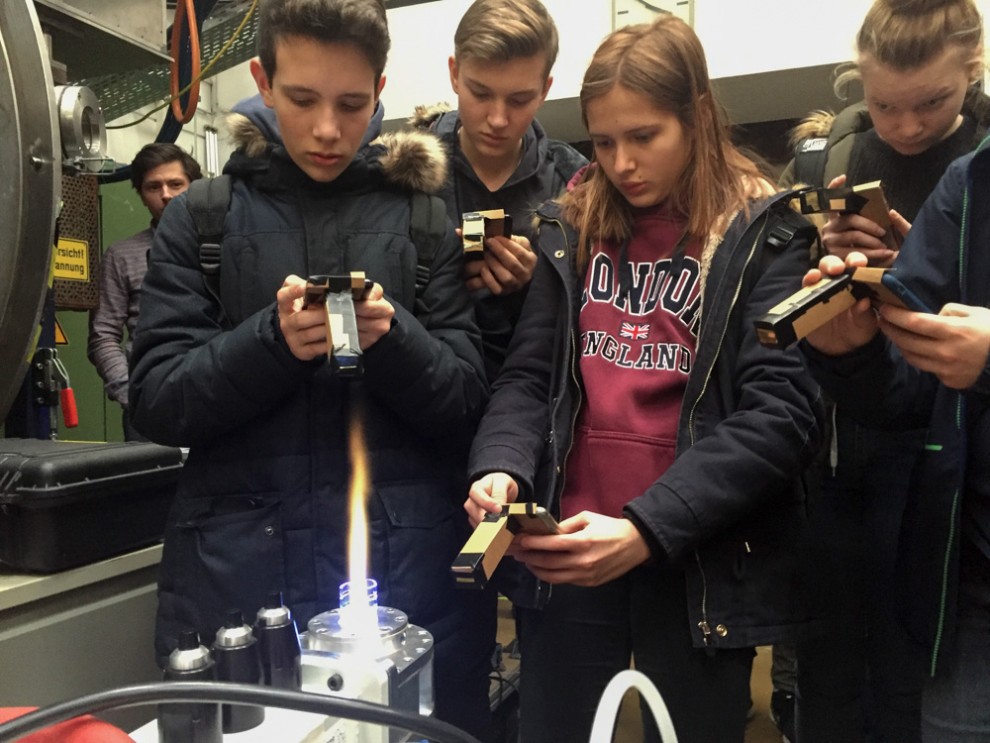MBG-Junioringenieure untersuchen mit ihren „Smartphone-Spektrometern“ Sauerstoffplasma