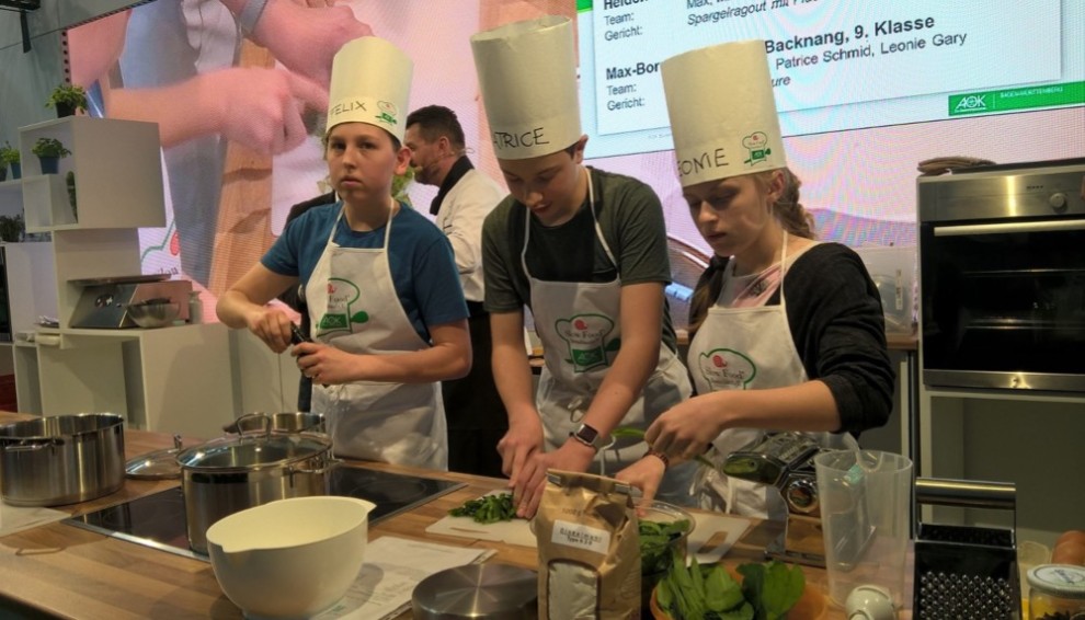 Hochkonzentriertes MBG-Kochteam in Aktion (v.l.n.r.): Felix Knietsch, Patrice Schmid und Leonie Gary
