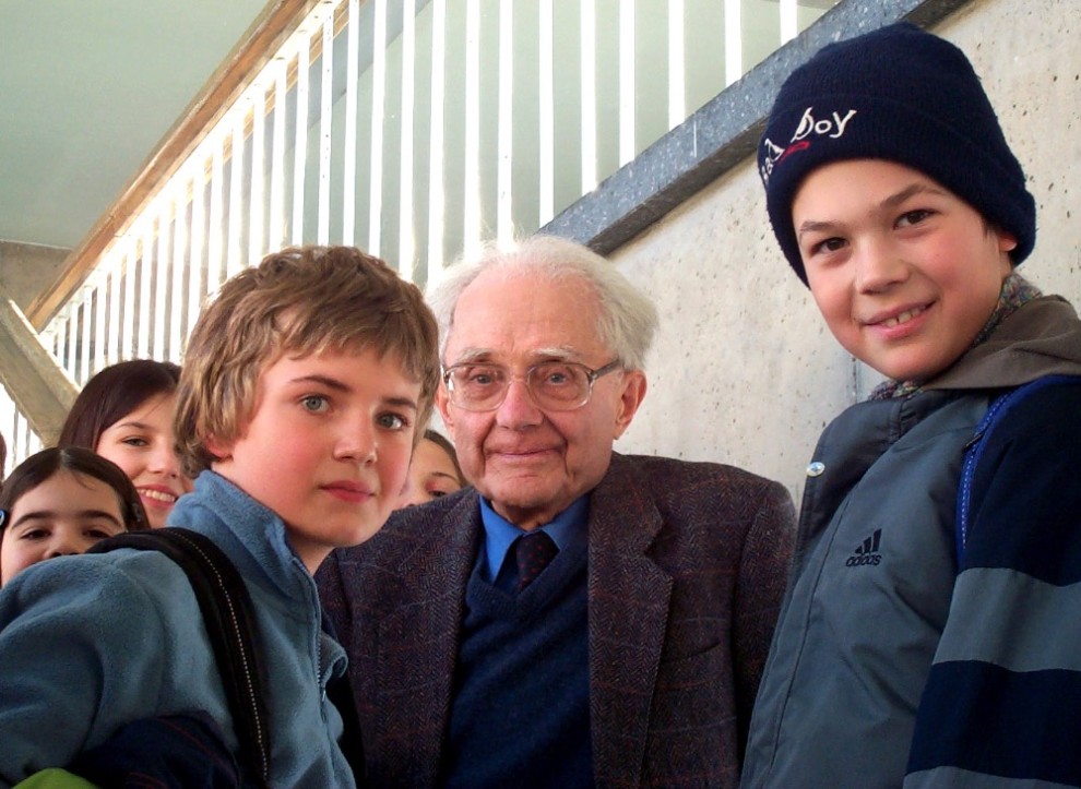Foto: Gustav Born bei seinem Besuch im Dezember 2004 zusammen mit Schülern des Max-Born-Gymnasiums.