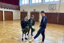 Klasse 5b trainiert mit Egon Hanusz vom TVB Stuttgart 